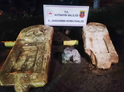 Kütahya'da Tarihi Eser Operasyonu: Roma Dönemi Lahit Kapakları Ele Geçirildi