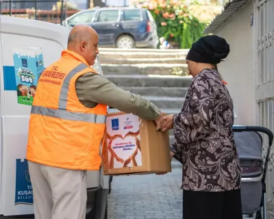 Kuşadası Belediyesi’nden İhtiyaç Sahiplerine Gıda Kolisi Desteği