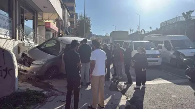 Arnavutköy'de Servis Aracı ile Hafif Ticari Araç Çarpıştı: Kaza Kamerada