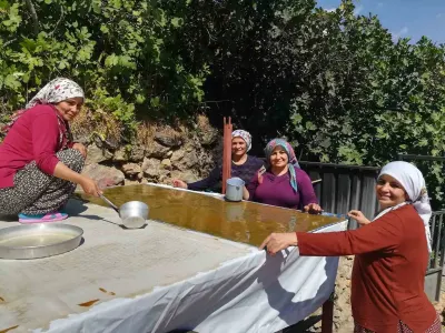 Kemaliye'de Geleneksel Dut Pestili Mesaisi İmece Usulüyle Sürüyor