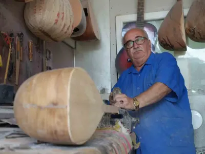36 Yıldır Bağlama Üretiyor Ama Çalamıyor: Gaziantepli Usta Enver Arslanyürek'in İlginç Hikayesi