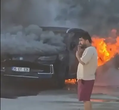 İzmir'de Park Halindeki Elektrikli Otomobil Alev Aldı