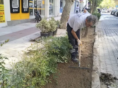 Şehzadeler'de Park ve Yeşil Alanlarda Bakım Çalışmaları Sürüyor