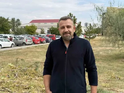Sivas'ta Bahçesinde Bulduğu Yılanı Korkusuzca Sevdi