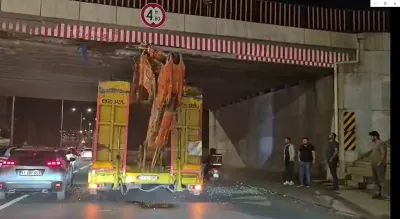 Eskişehir'de Üst Geçide Sıkışan Tır Trafiği Felç Etti
