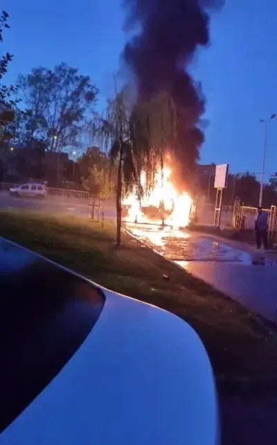 Arnavutköy'de Seyir Halindeki Kamyonet Alev Topuna Döndü