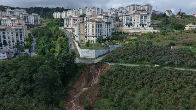 Trabzon'da Heyelan Faciası: Seyir Halindeki Araç Dereye Uçtu, 2 Yaralı