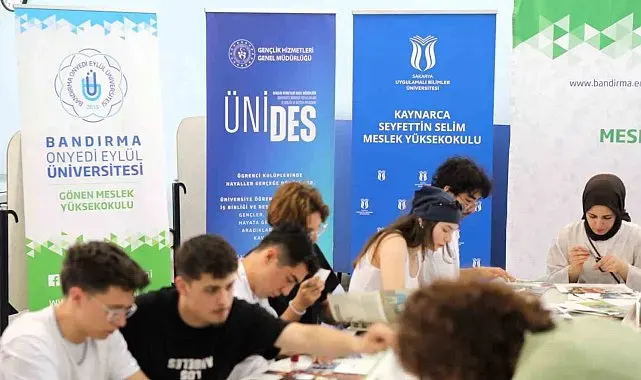 İki üniversitenin öğrencileri bir araya gelerek bilgi alışverişi yaptı