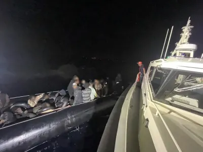 İzmir Açıklarında Düzenlenen İki Ayrı Operasyonda 56 Düzensiz Göçmen Yakalandı
