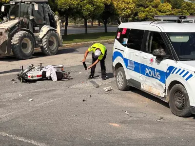 KAHRAMANMARAŞ'TA MOTOSİKLET POLİS ARACIYLA ÇARPIŞTI: 2 YARALI