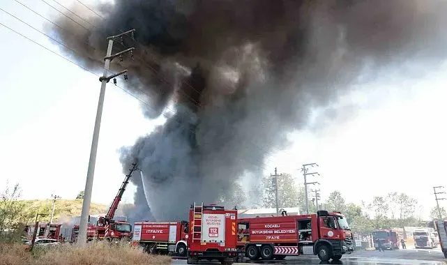 Kocaeli'de boya fabrikası alevlere teslim oldu