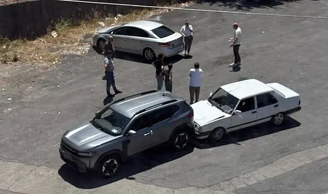 Araç taşıyıcı tırdan indirilen otomobil park halindeki araca çarptı