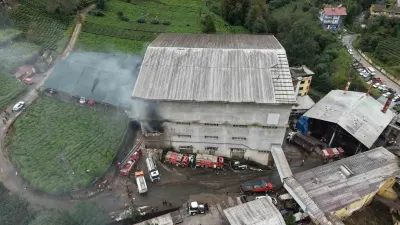 Rize'de Özel Çay Fabrikasının Ambalaj Deposunda Yangın Çıktı