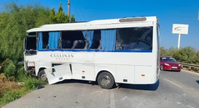 ANTALYA'DA TUR OTOBÜSÜ İLE SERVİS MİNİBÜSÜ ÇARPIŞTI: 6 YARALI