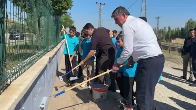 Sivas'ta minik öğrenciler ve protokol üyeleri okul bahçesini yeniledi