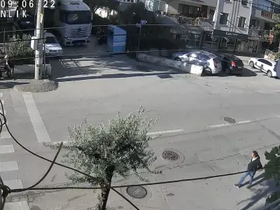 Bursa'da dönüş yapan tır giysi toplama kutusunu devirdi