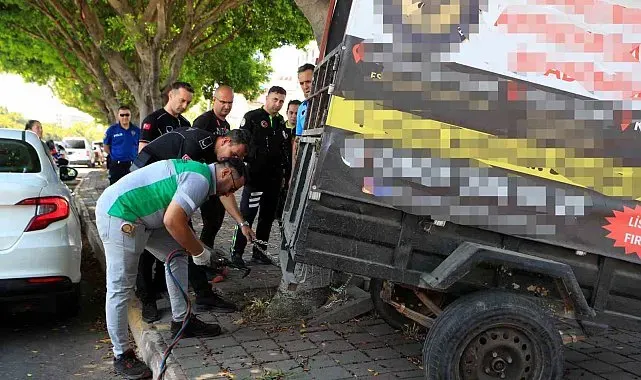 Ağaca zincirlenen römork reklam panosu oldu, ekipler kaynak makinesiyle müdahalede bulundu