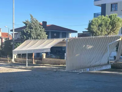 Denizli'de Kitap Kafe Önündeki Kırık Gölgelik Velileri İsyan Ettirdi