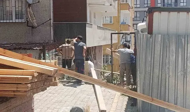 Küçükçekmece'de inşaat çalışması sırasında merdiven çöktü: Evlerinde mahsur kalan vatandaşları itfaiye kurtardı
