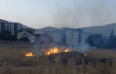 Yüksekova'da Boş Arazide Çıkan Anız Yangını İtfaiye Tarafından Söndürüldü