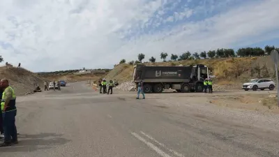 Kilis'te Kamyon ile Ticari Araç Çarpıştı: Üç Yaralı