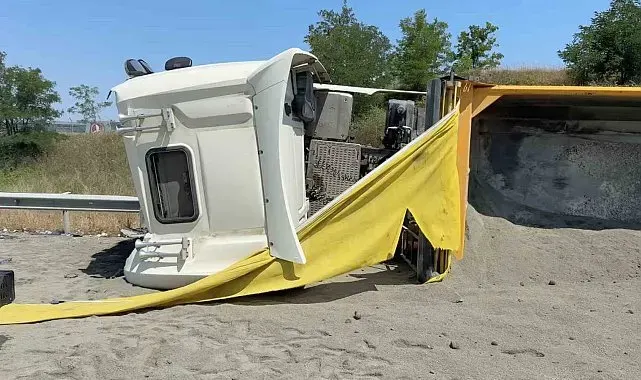 Hafriyat kamyonu VIP servis minibüsüne çarpıp devrildi