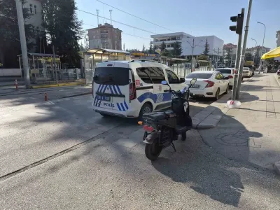 Eskişehir'de Otomobil Elektrikli Bisiklete Çarpıp Kaçtı: 1 Yaralı