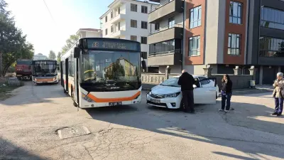 Eskişehir'de Otomobil ile Belediye Otobüsü Çarpıştı: 2 Öğrenci Yaralandı