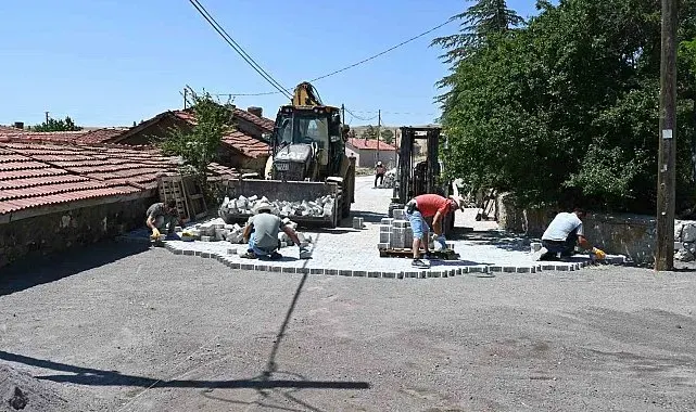 Dutluca Mahallesi'nde kilit taş yol çalışması devam ediyor