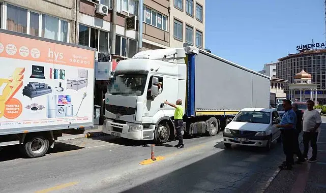 Balıkesir'de şehir merkezine giren tır trafiği felç etti