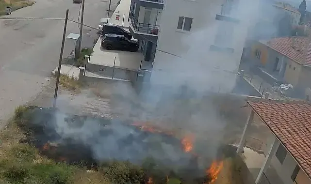 Çocukların maytapla çıkardığı ot yangını kamerada