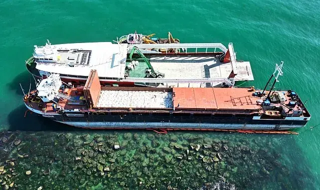Karasu'da karaya oturan gemiyi kurtarma çalışmalarına başlandı