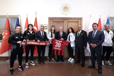 Milli Savunma Bakanı Yaşar Güler, Yüksekova Spor Kadın Futbol Takımı'nı Kabul Etti
