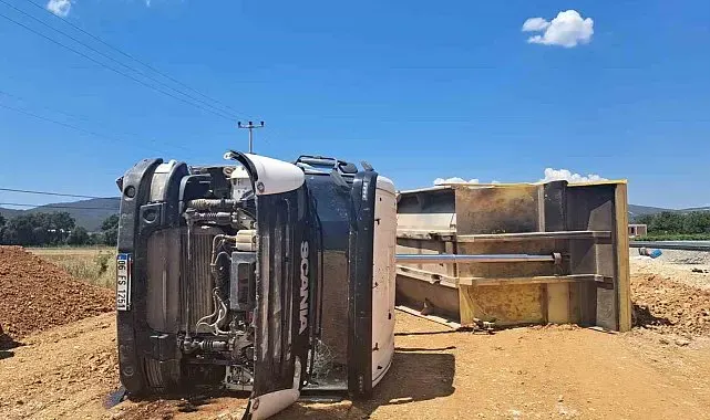 Kum boşaltırken devrilen kamyonun sürücüsü yaralandı