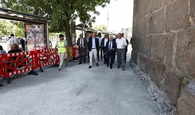 Başkan Büyükkılıç'tan Cumhuriyet Meydanı'ndaki büyük dönüşüme yakın takip