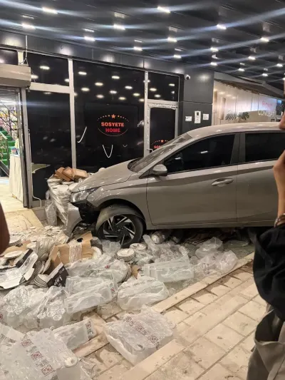 Adana'daaynımağazayaikiotomobilpeşpeşegirdi:İkiyaralı