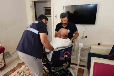 Hatay Büyükşehir Belediyesinden Reyhanlılı Engelli Vatandaşa Akülü Sandalye