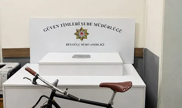 Beyoğlu'nda bisiklet çalan hırsız kamerada