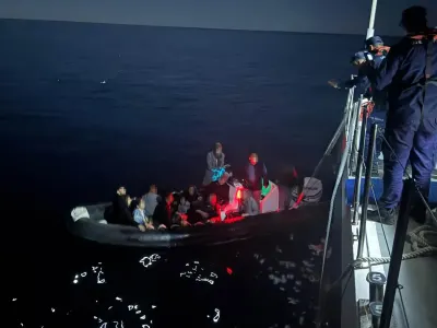 Çanakkale Açıklarında Mahsur Kalan 14 Göçmen Kurtarıldı