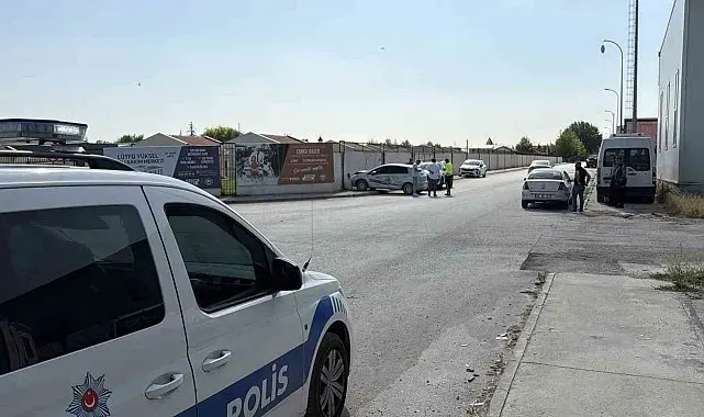 Eskişehir'de iki sokağın kesişiminde otomobil ile kamyonet çarpıştı