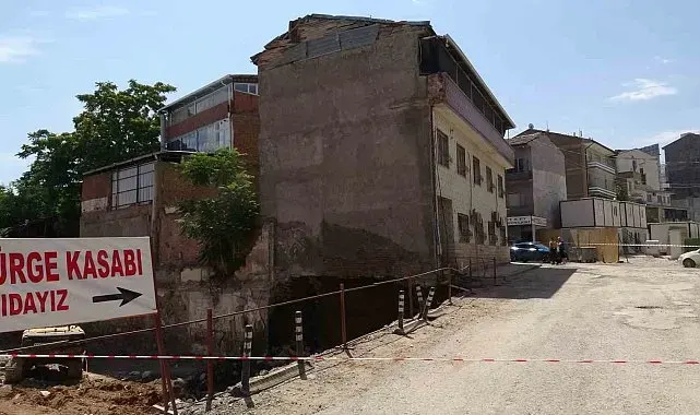 Malatya'da kazı sırasında temelinde göçük meydana gelen apartman boşaltıldı