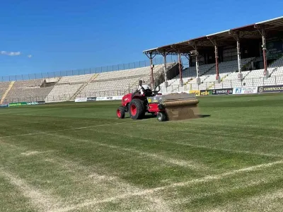 Bandırma 17 Eylül Stadı'nın çim zemininde bakım çalışması yapıldı