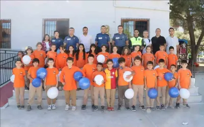 Lösemiyi Yenen 4. Sınıf Öğrencisi Talha'ya Polislerden Sürpriz Ziyaret