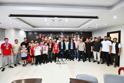 Başkan Ümit Uysal Muratpaşa Belediyespor Güreşçileriyle Buluştu