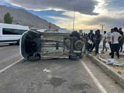 Van'da İki Araç Çarpıştı: 3 Kişi Yaralandı