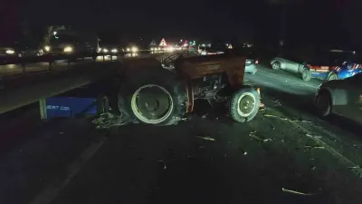 Antalya'da Otomobil Traktöre Çarptı: İki Kişi Ağır Yaralandı