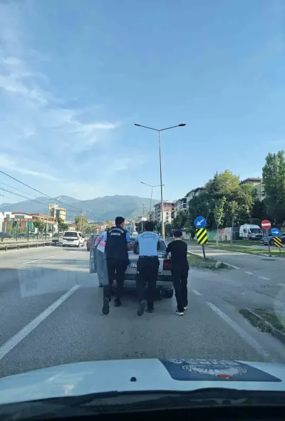 Bursa'da Yakıtı Biten Sürücünün İmdatına Zabıta Yetişti