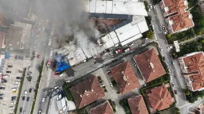 Sakarya'da restoran yangını: 15 araç ve 27 personelle söndürüldü