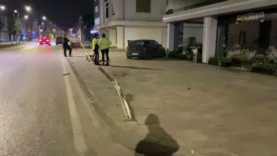 Bursa İnegöl'de Otomobil Kaldırıma Çıktı: Sürücü Yaralandı