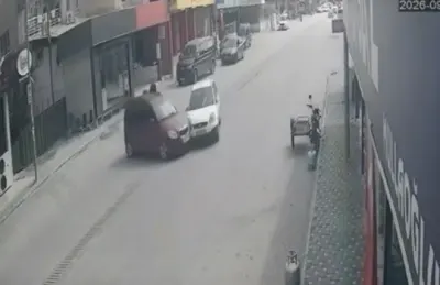Osmaniye'de Otomobiller Çarpıştı: Güvenlik Kamerasına Yansıyan Kazada 2 Kişi Yaralandı